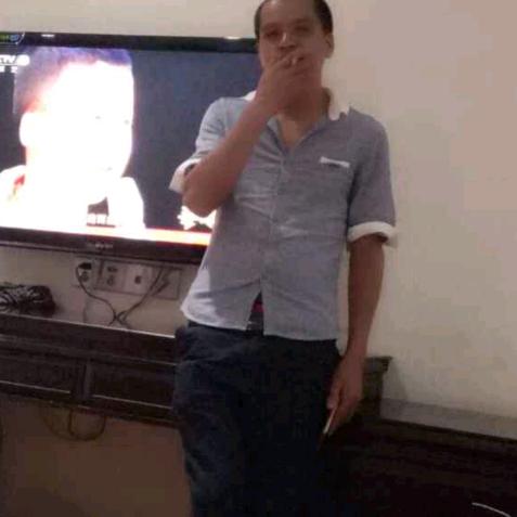 烟在寂寞中点燃