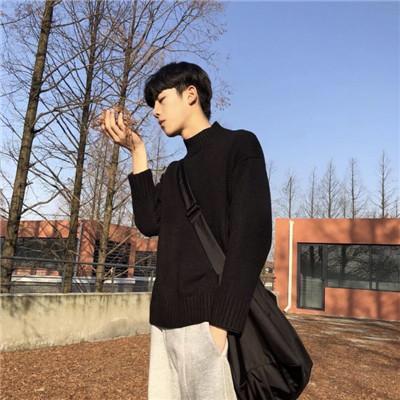 默，