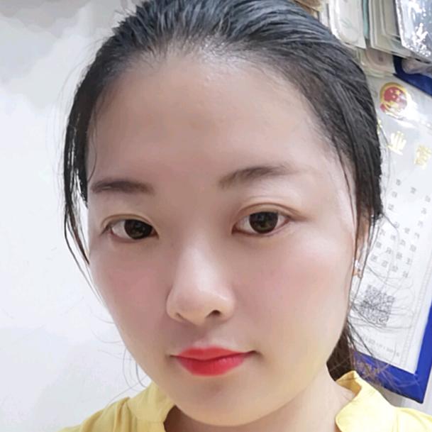 卖饰品的小姑娘