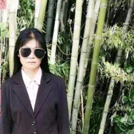 本人姓龙，龙香每天和老公上山找草药