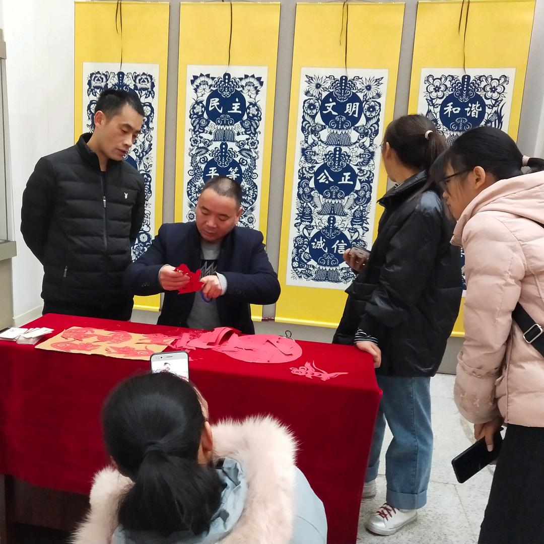 杨庆锋非物质文化遗产剪纸传承人