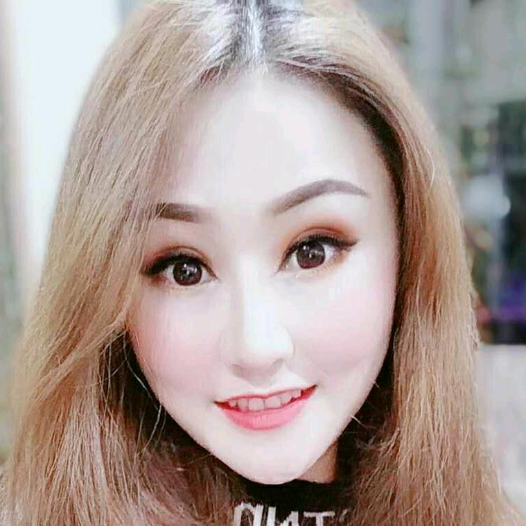 红唇一族化妆造型英子