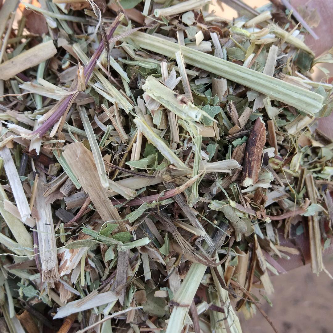 赵建法常年卖花生秧，小麦秸秆，保证质量