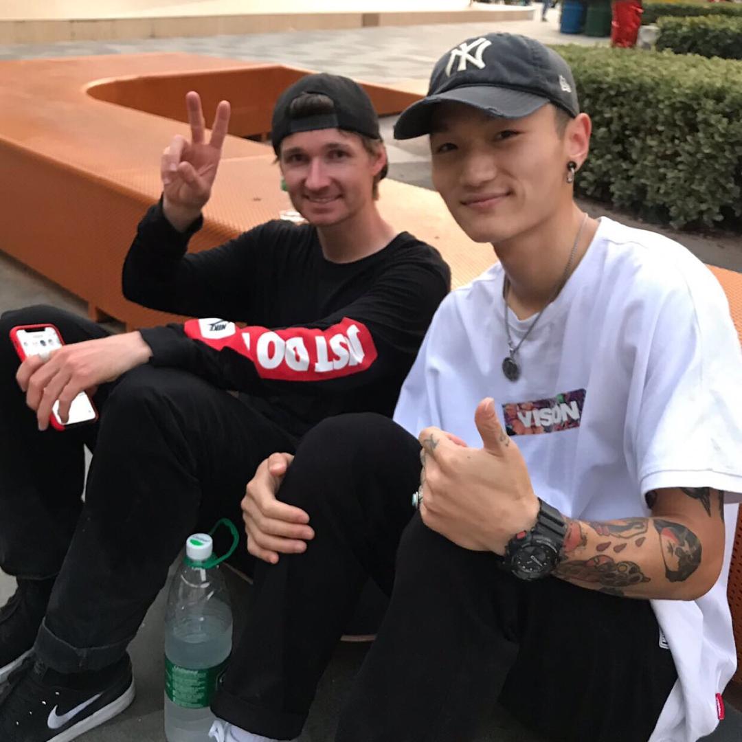 演员严东