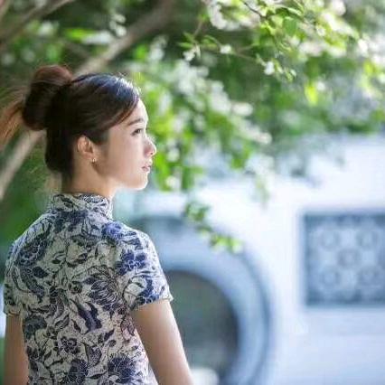 赶路人运动健身的橱窗