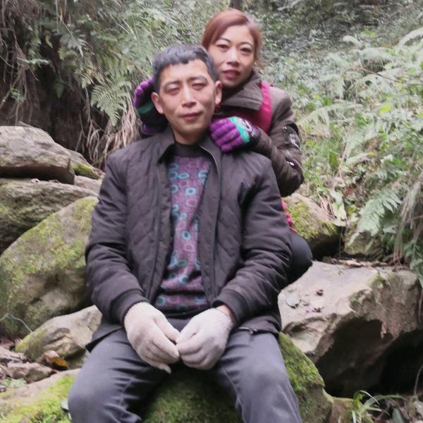 雨中的背影