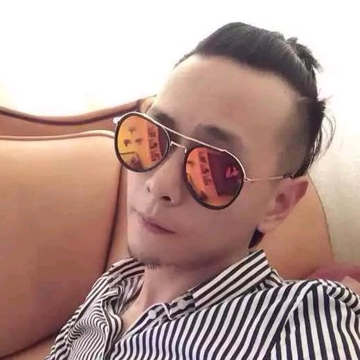 只有活在  梦里