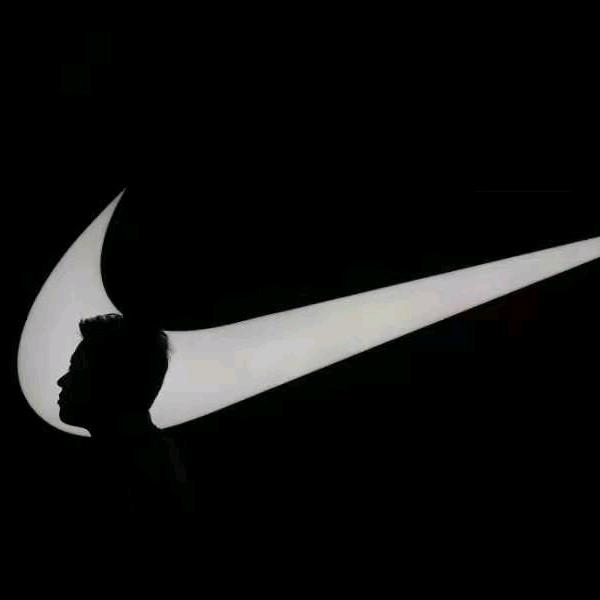 玩车车的小乔治