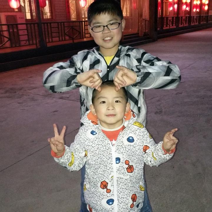 爱臭美的小宝