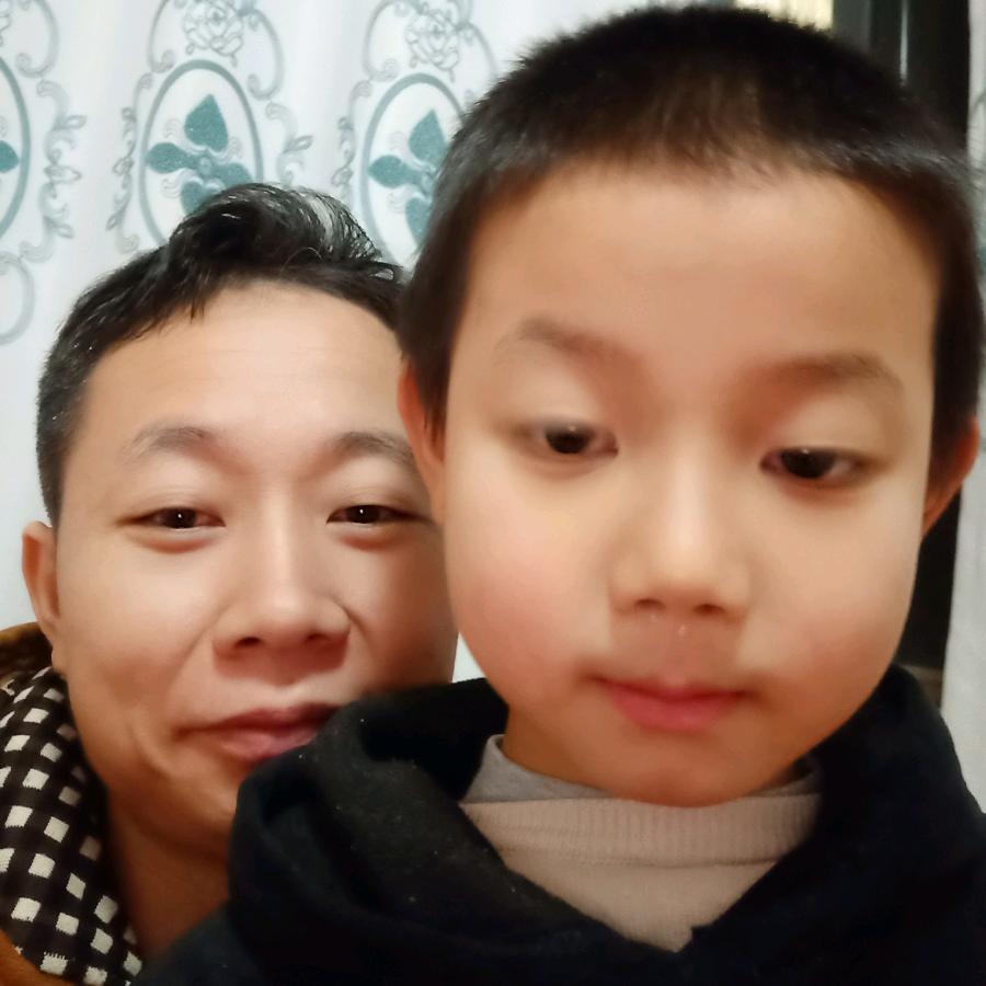 坐在墙头等红杏。