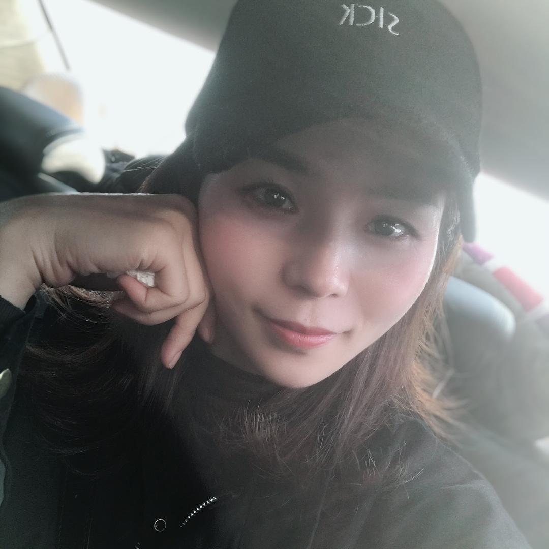 默默.