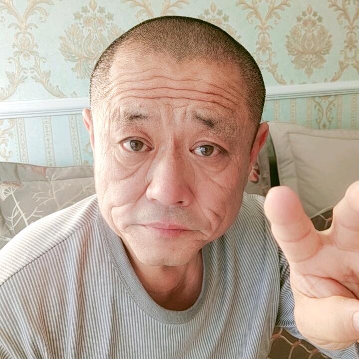 老六头儿的快乐生活。