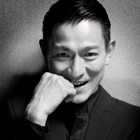 故乡的碎石子路上好久没有我的脚步