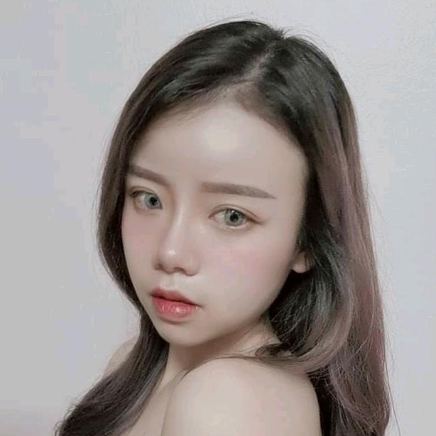 莎拉在海南摘椰子