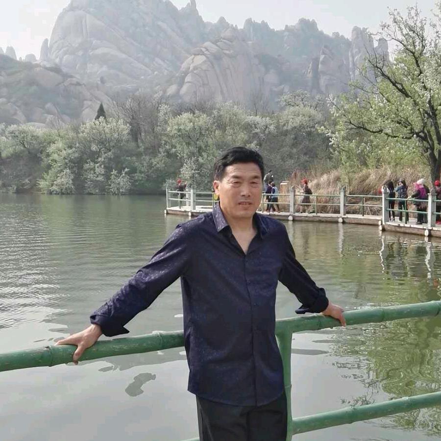 吴兴松户外唱歌