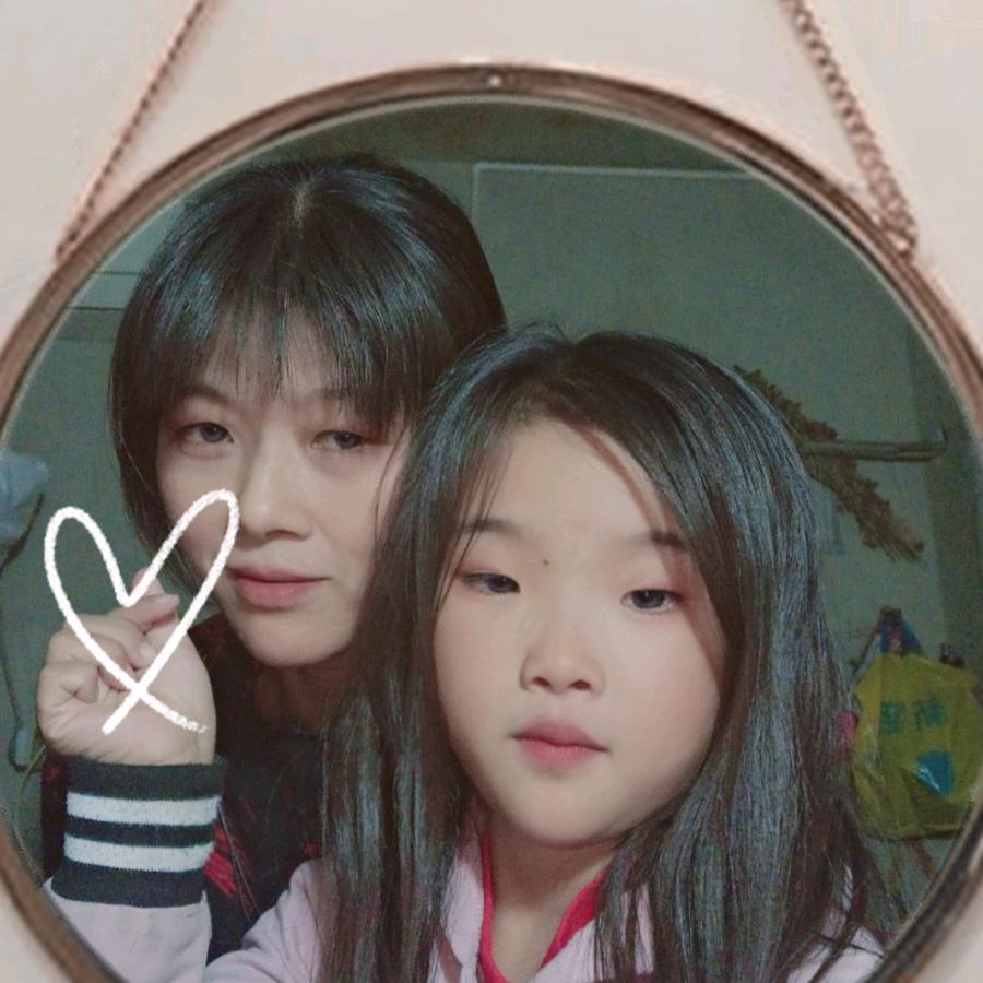 面带微笑（礼貌回赞）