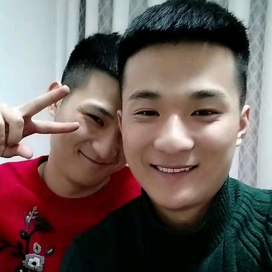 双胞胎儿子一起哄着妈妈闹着玩😂😂