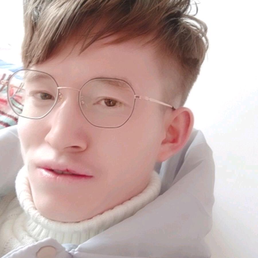 没心没肺，活的不累，舞台不在，名声在外，
