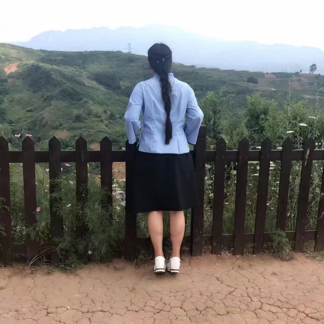 跳起来摘桃的猴
