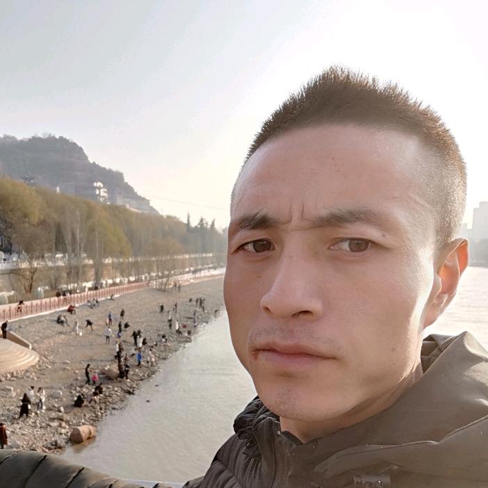 一枝梨花压海棠