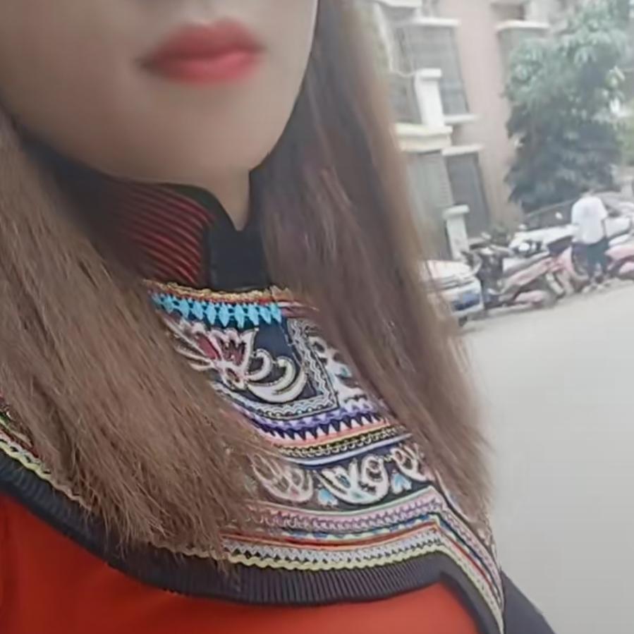 白英民族服装