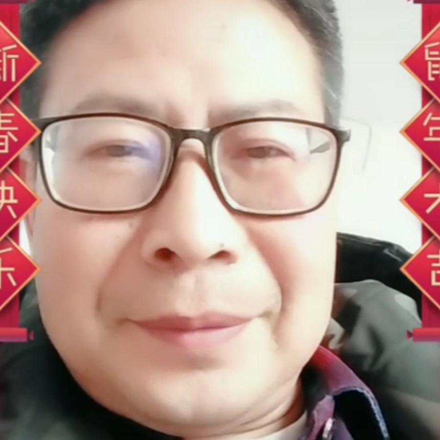 自由飞翔的雄鹰