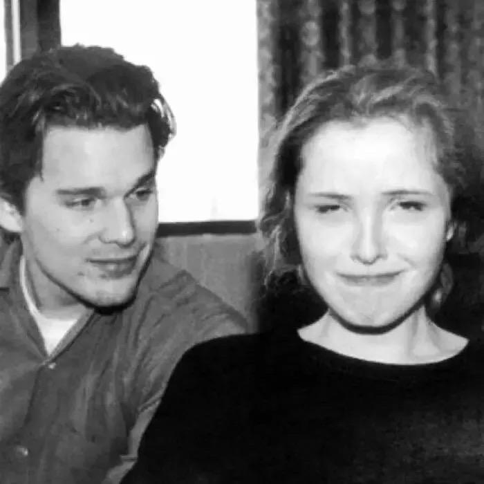 肚子在海边的夜晚