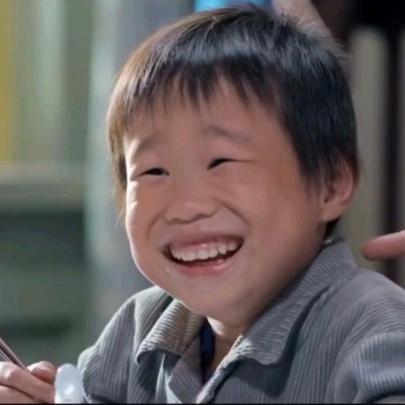 表情做作略显浮夸