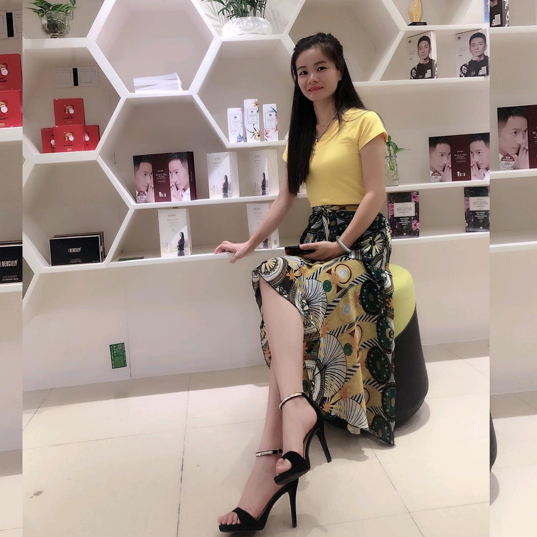 在桐木卖海鲜牛杂烧烤串冷冻品的月亮姐姐