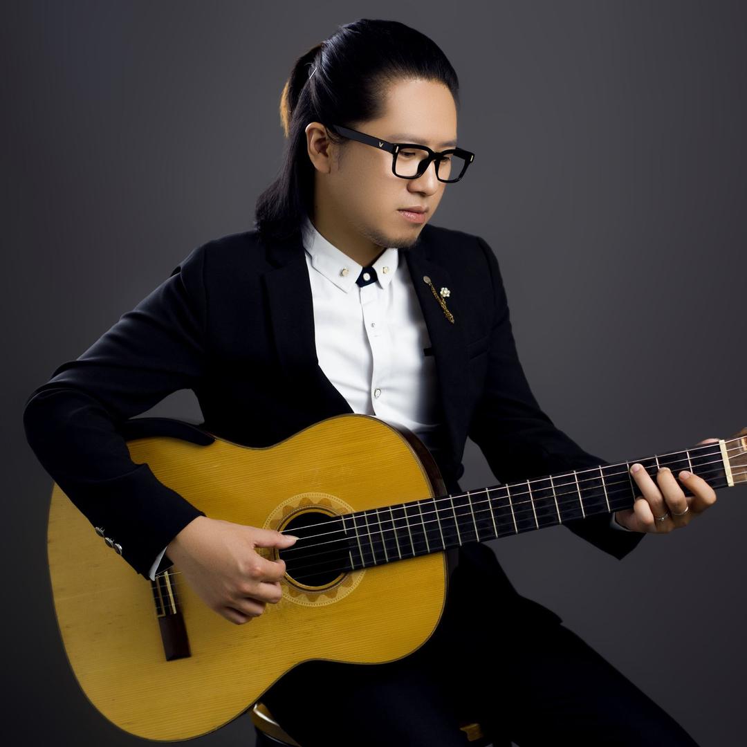 玩吉他的峰子