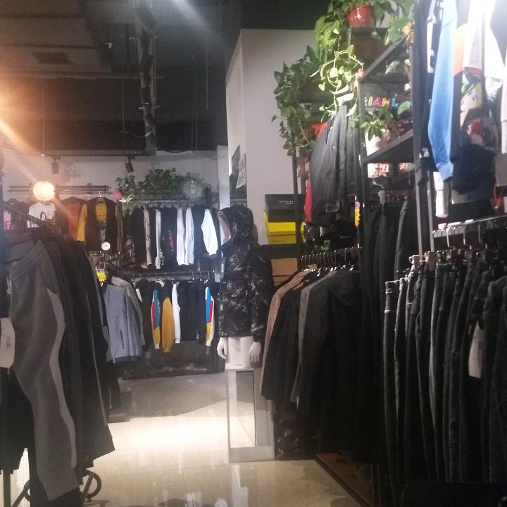 红红鞋服馆晋源区贤富苑北门