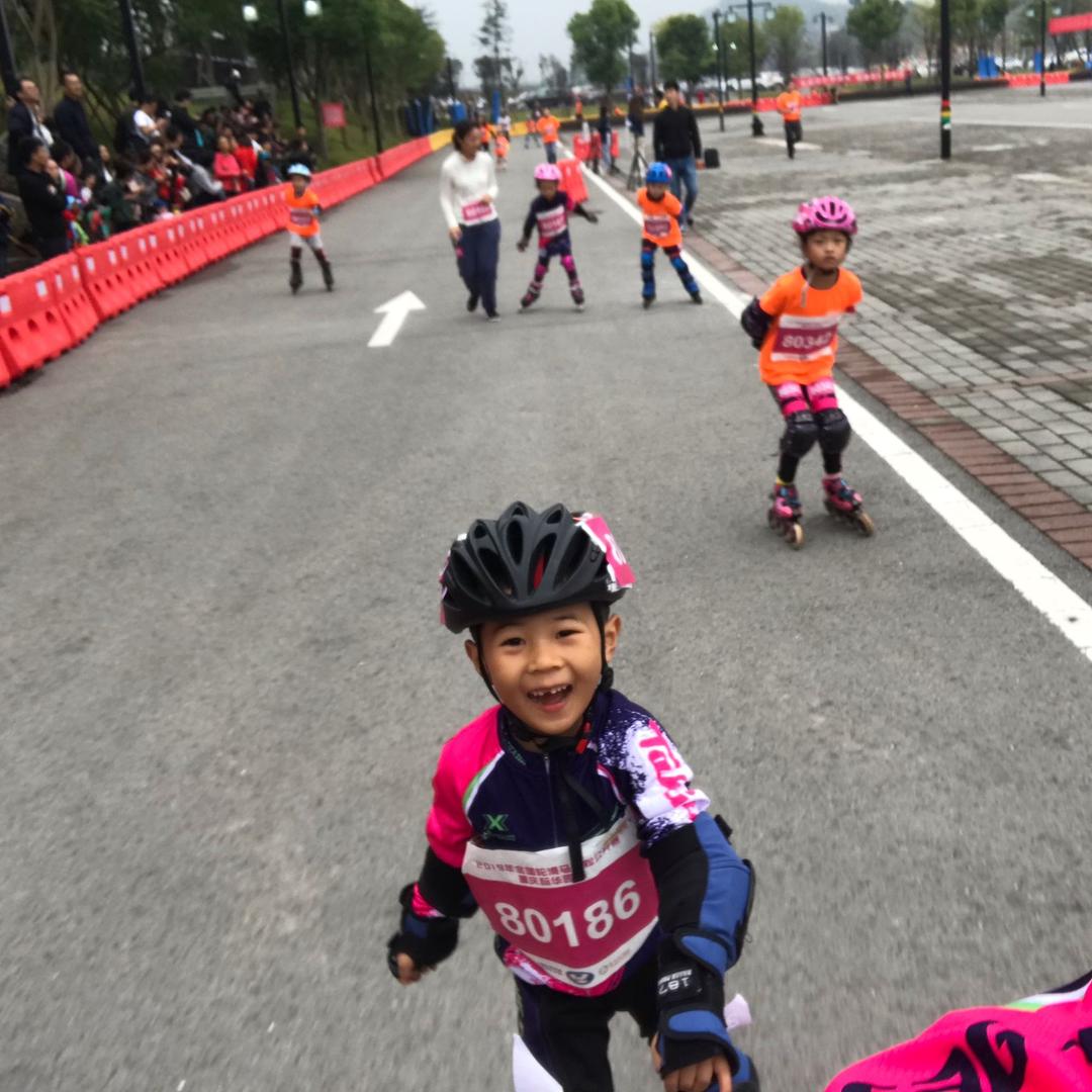 飞鹰轮滑龚教练