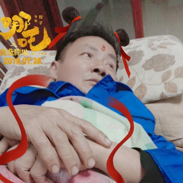 邓少群。