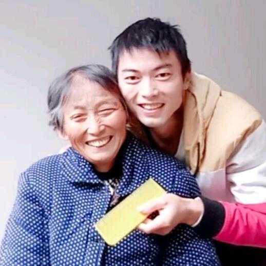 罗贤彬《恩情铭记一辈子》