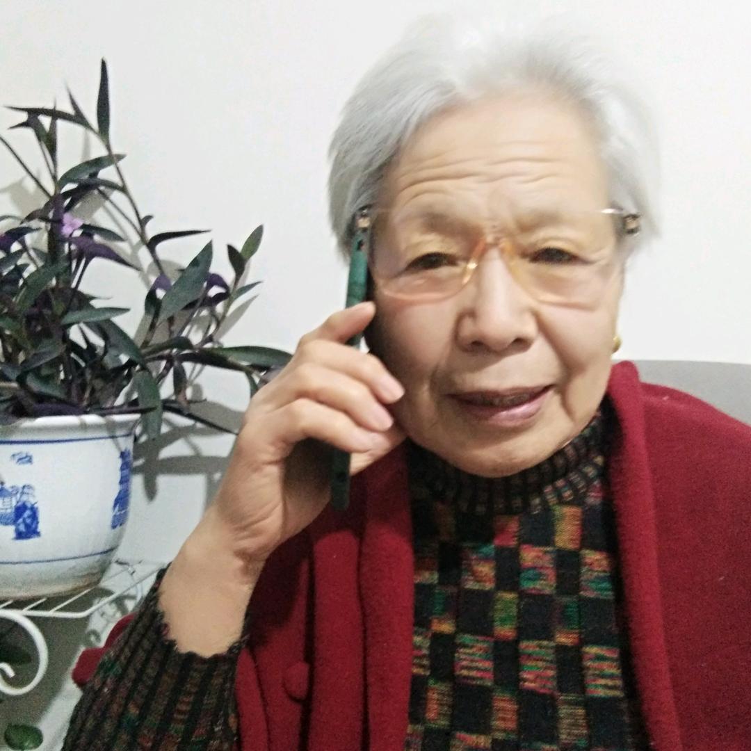 开心快乐的老太太