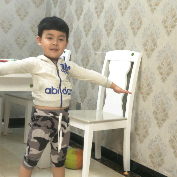 可爱的小男孩专治非手术的颈椎腰椎问题