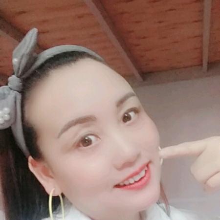 以前教人跳舞，在台上表演，现在抖音里表演