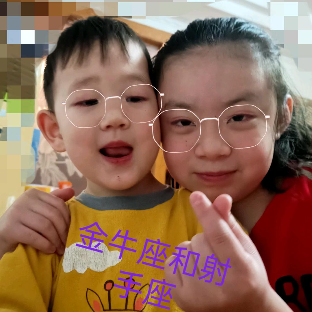 大眼姐姐，小眼弟弟