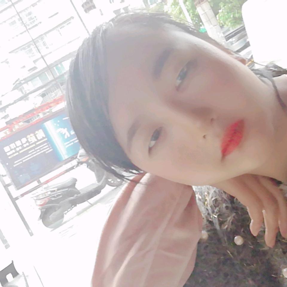 笑着面对着。