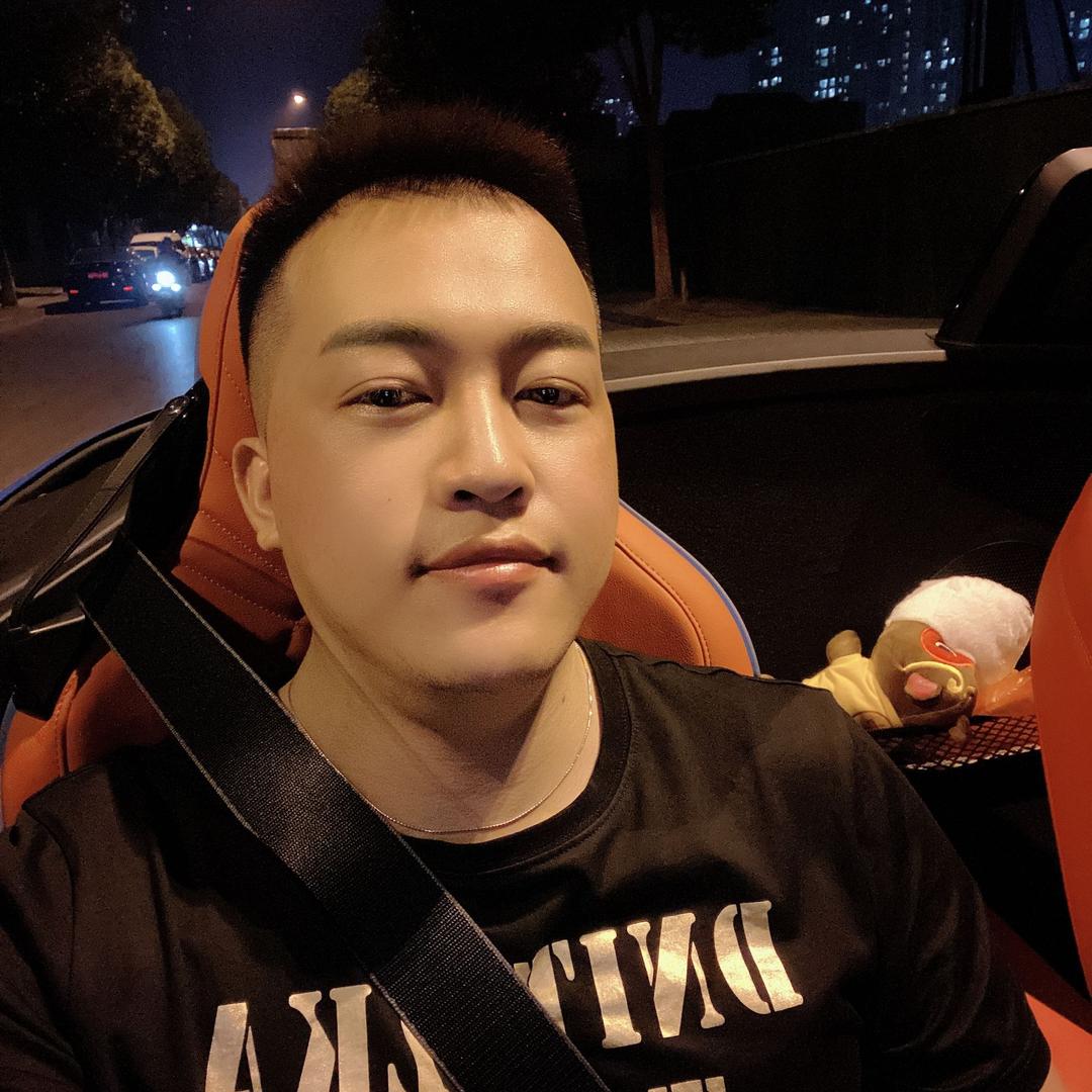 开飞机的小舒克