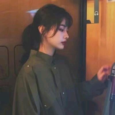 茜.