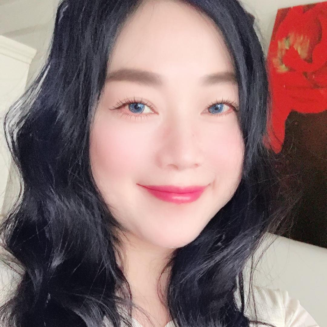 娟然一笑