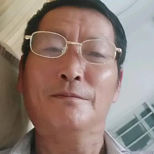 自信自强自立。