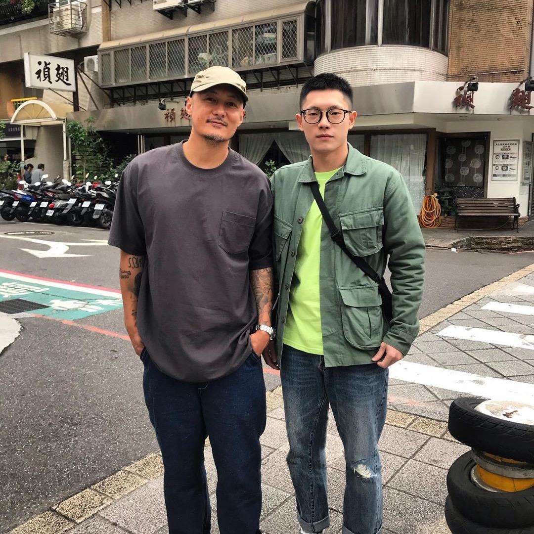 伊.