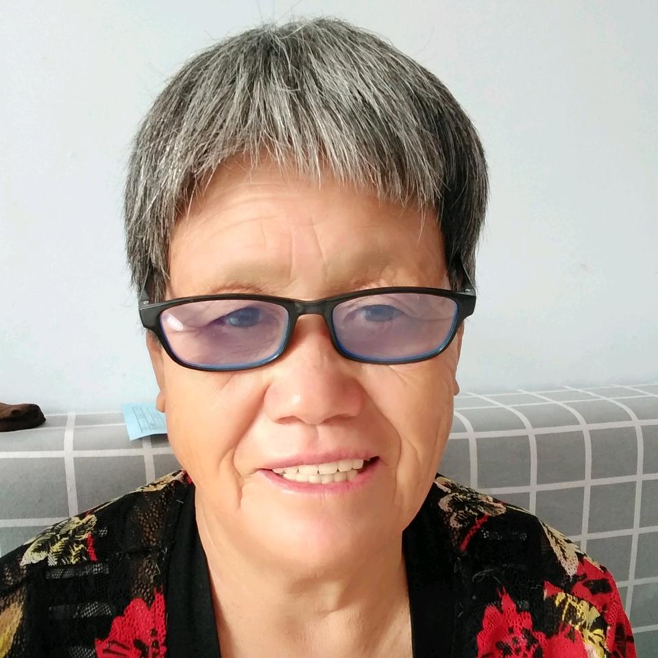 会笑的眼镜真美