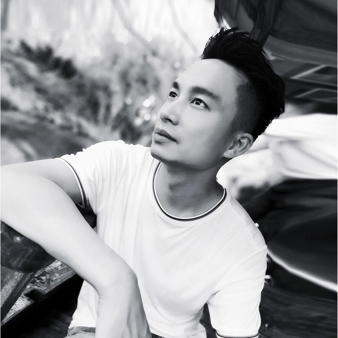 姜小白（姜爽爽龙虾烤肉火锅自助）