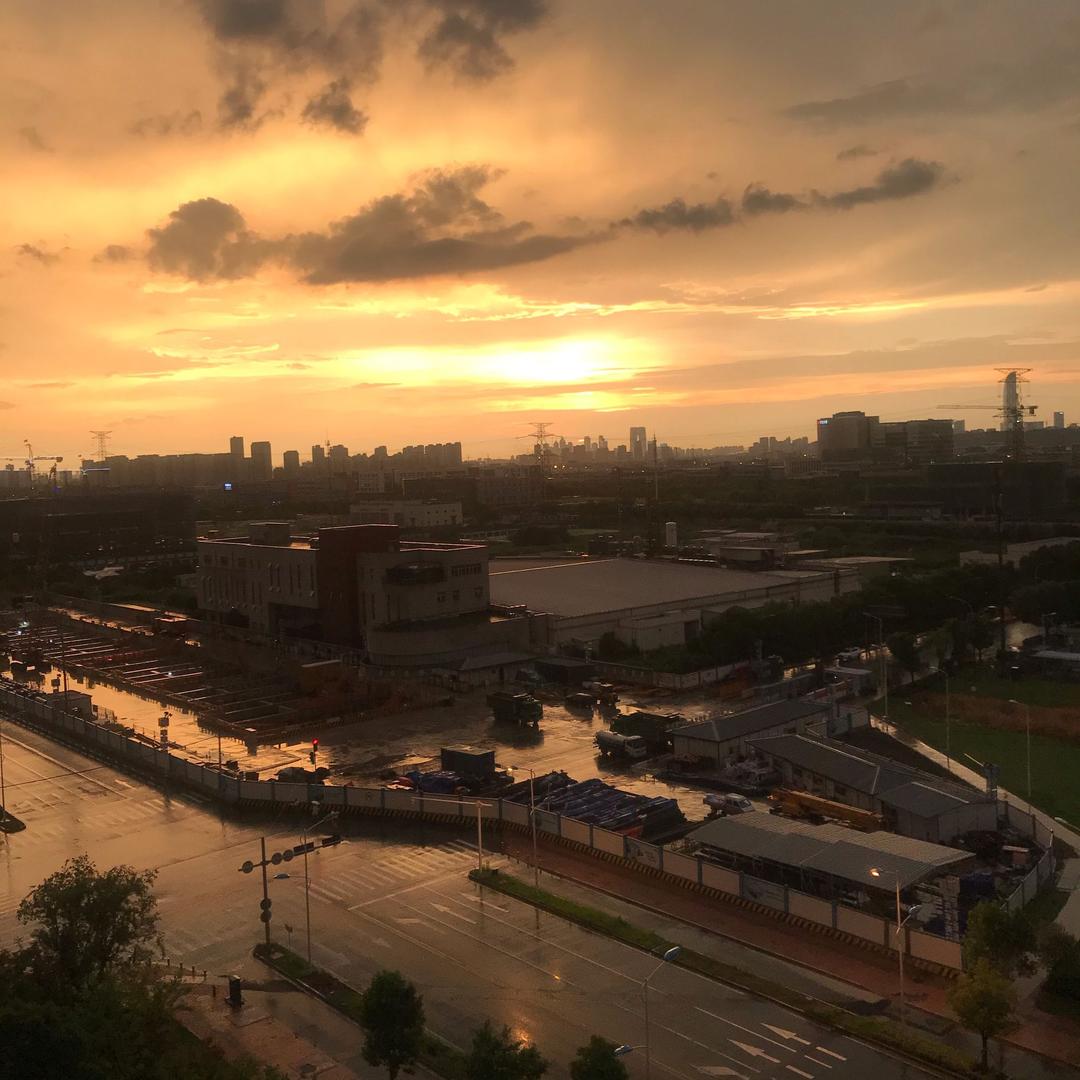 天降暴雨梨花残