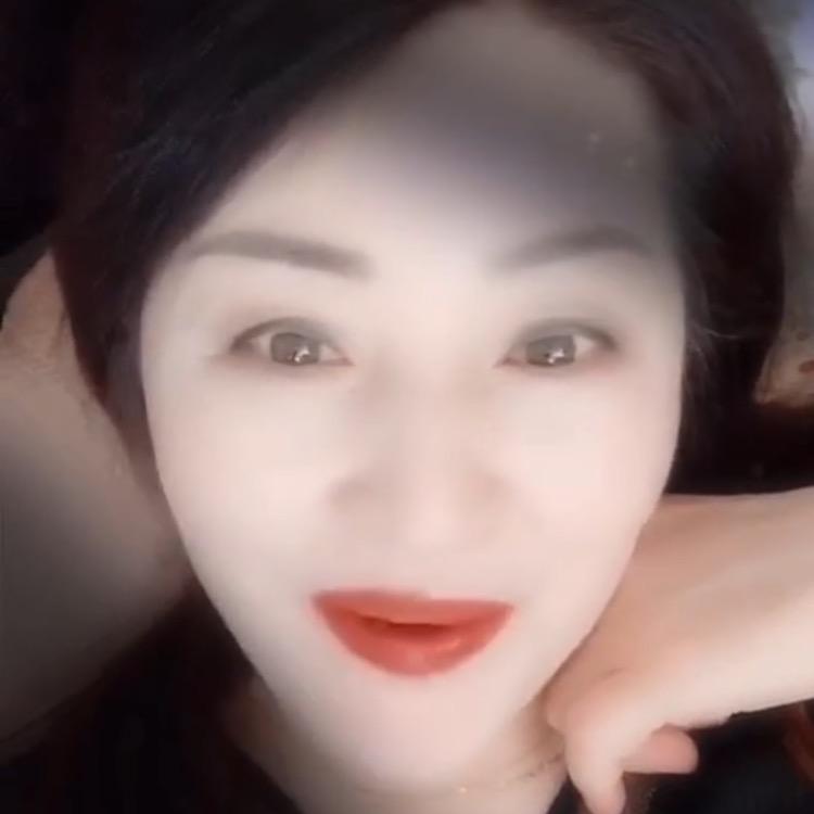 小芳大龙女人衣站服装店邮政向南