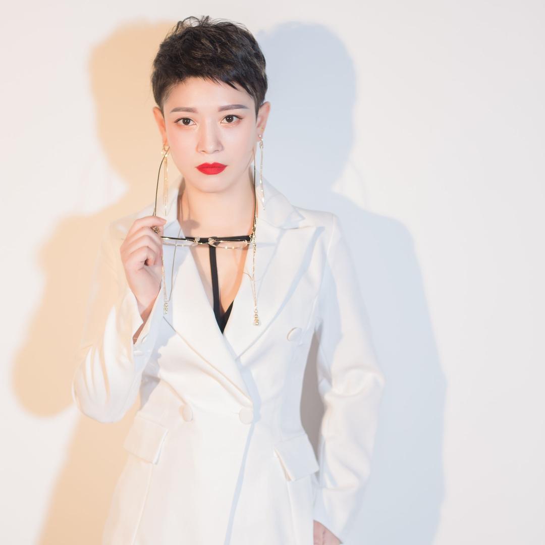 遂宁王妃定制婚纱～化妆造型师利