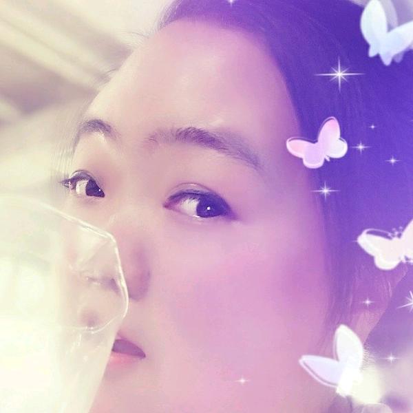 爱吃草莓🍓小妮子